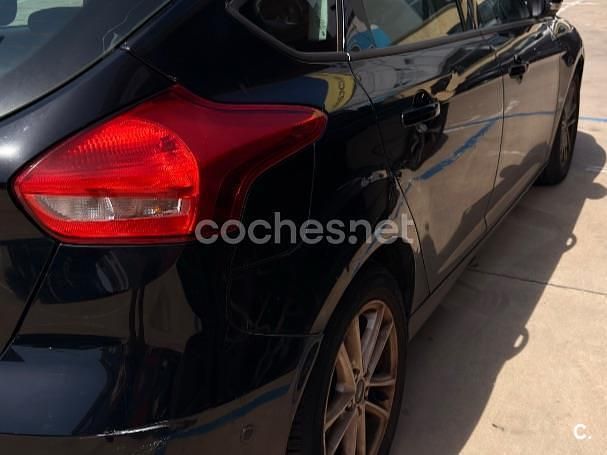 Usado Ford Focus Trend 125 CV (91 kW) 2016 Negro Berlina