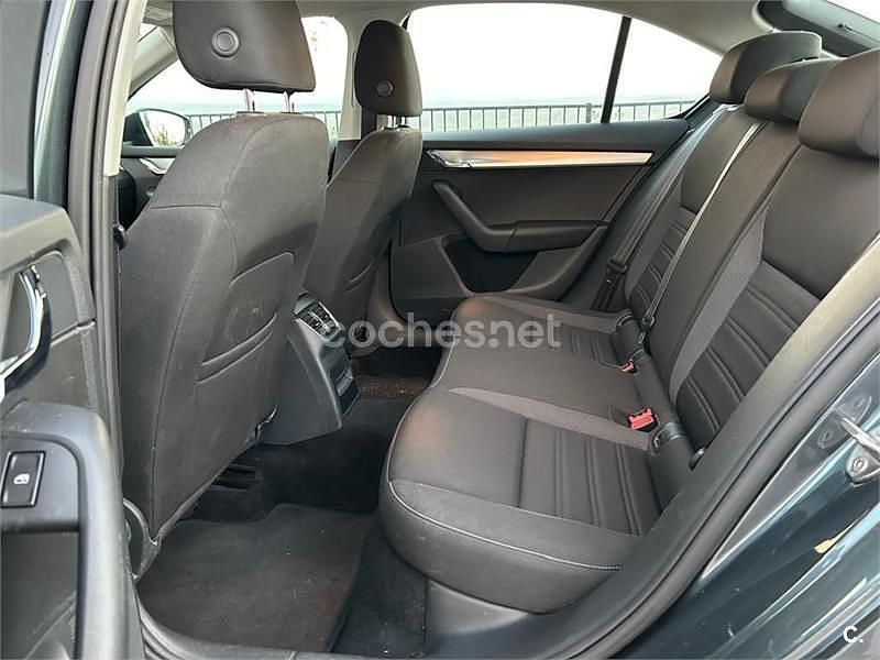 Usado Skoda Octavia Ambition 150 CV (110 kW) 2018 Gris / plata Berlina
