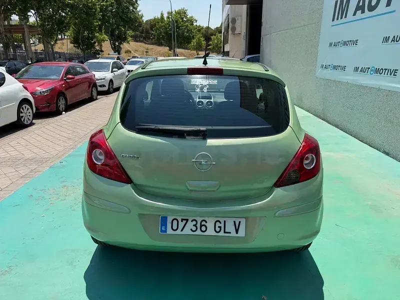 Usado Opel Corsa 90 CV (66 kW) 2009 Verde Utilitario
