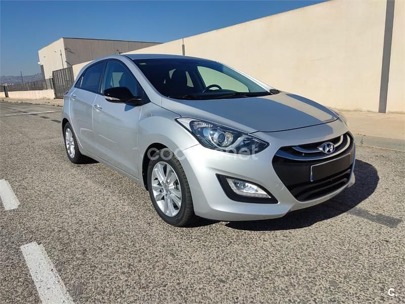 Usado Hyundai i30 110 CV (80 kW) 2014 Gris / plata Berlina