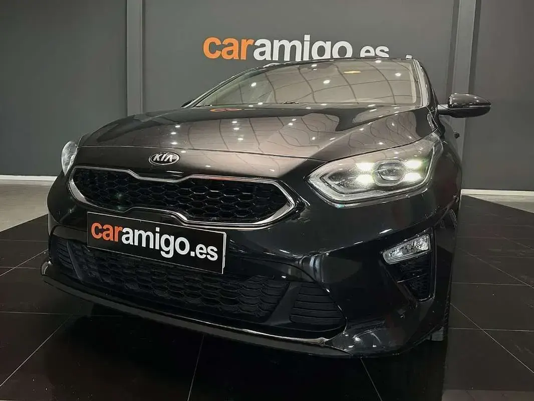 Usado Kia Ceed 136 CV (100 kW) 2021 Negro Utilitario
