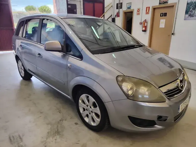 Usado Opel Zafira 110 CV (80 kW) 2010 Gris / plata Monovolumen