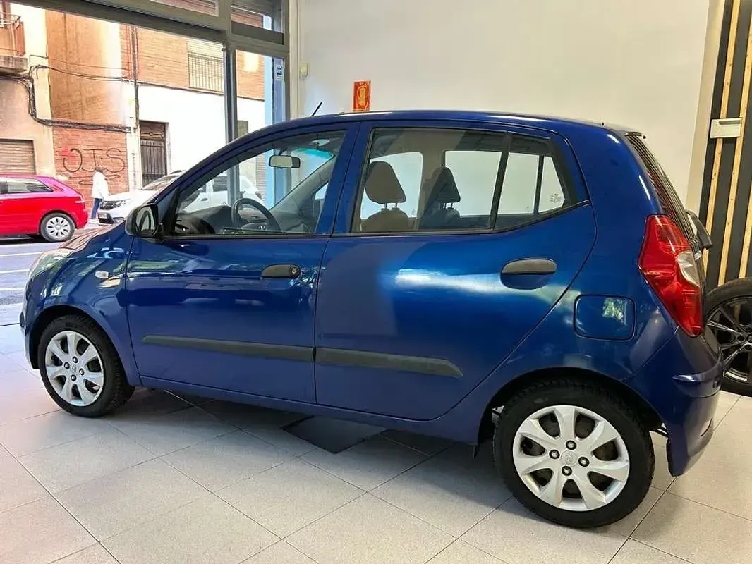 Usado Hyundai i10 Comfort 77 CV (56 kW) 2013 Azul Utilitario