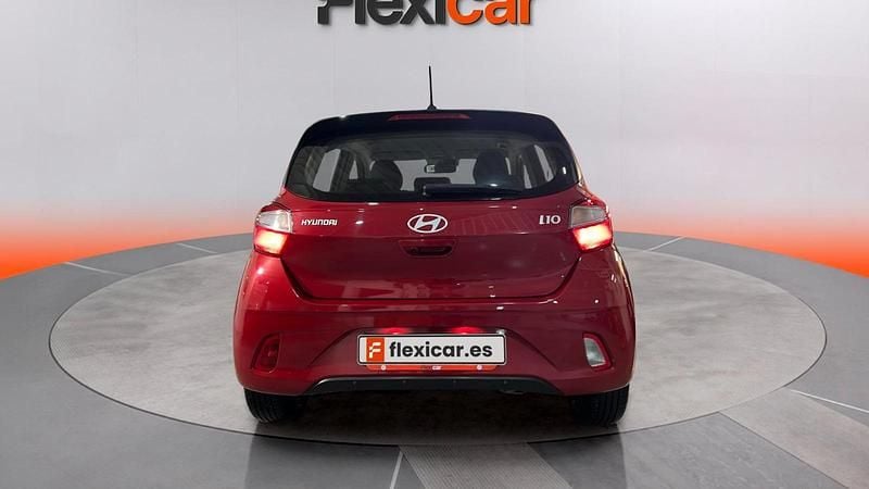 Usado Hyundai i10 67 CV (49 kW) 2023 Rojo Utilitario