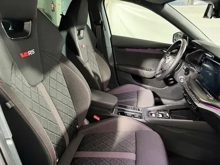Usado Skoda Octavia RS 245 CV (180 kW) 2024 Gris / plata Berlina