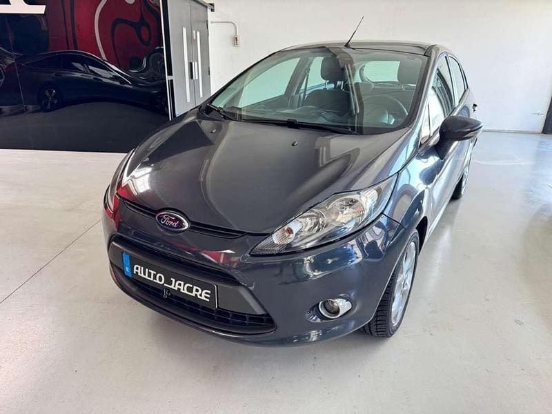 Usado Ford Fiesta Titanium 95 CV (69 kW) 2013 Gris Utilitario