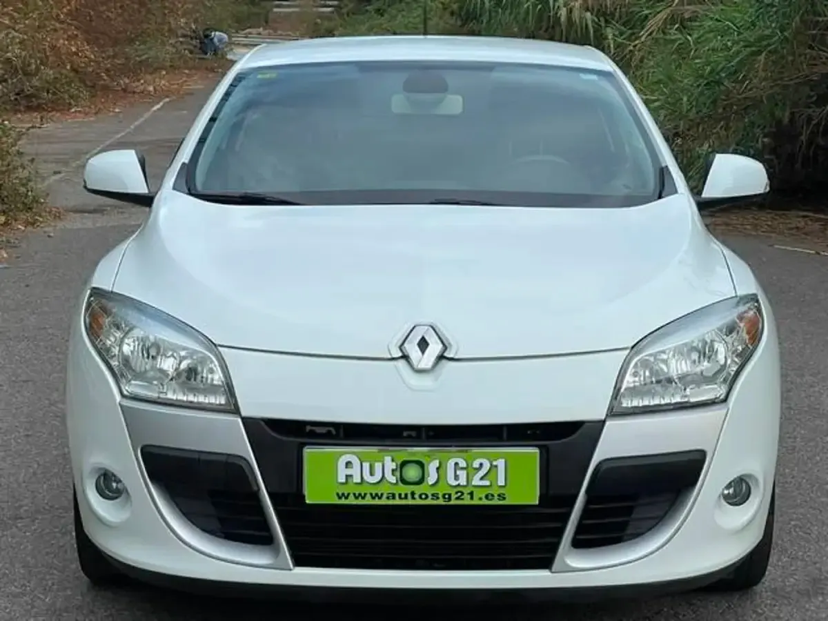 Usado Renault Mégane Coupé Dynamique 111 CV (81 kW) 2011 Blanco Coupe