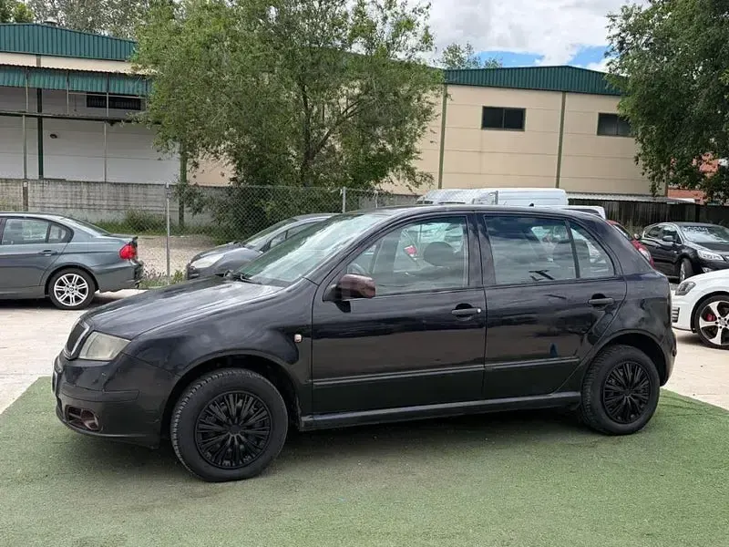 Usado Skoda Fabia Comfort 75 CV (55 kW) 2004 Negro Berlina