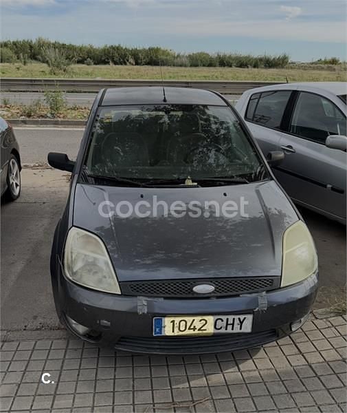 Usado Ford Fiesta Trend 80 CV (58 kW) 2003 Gris / plata Berlina