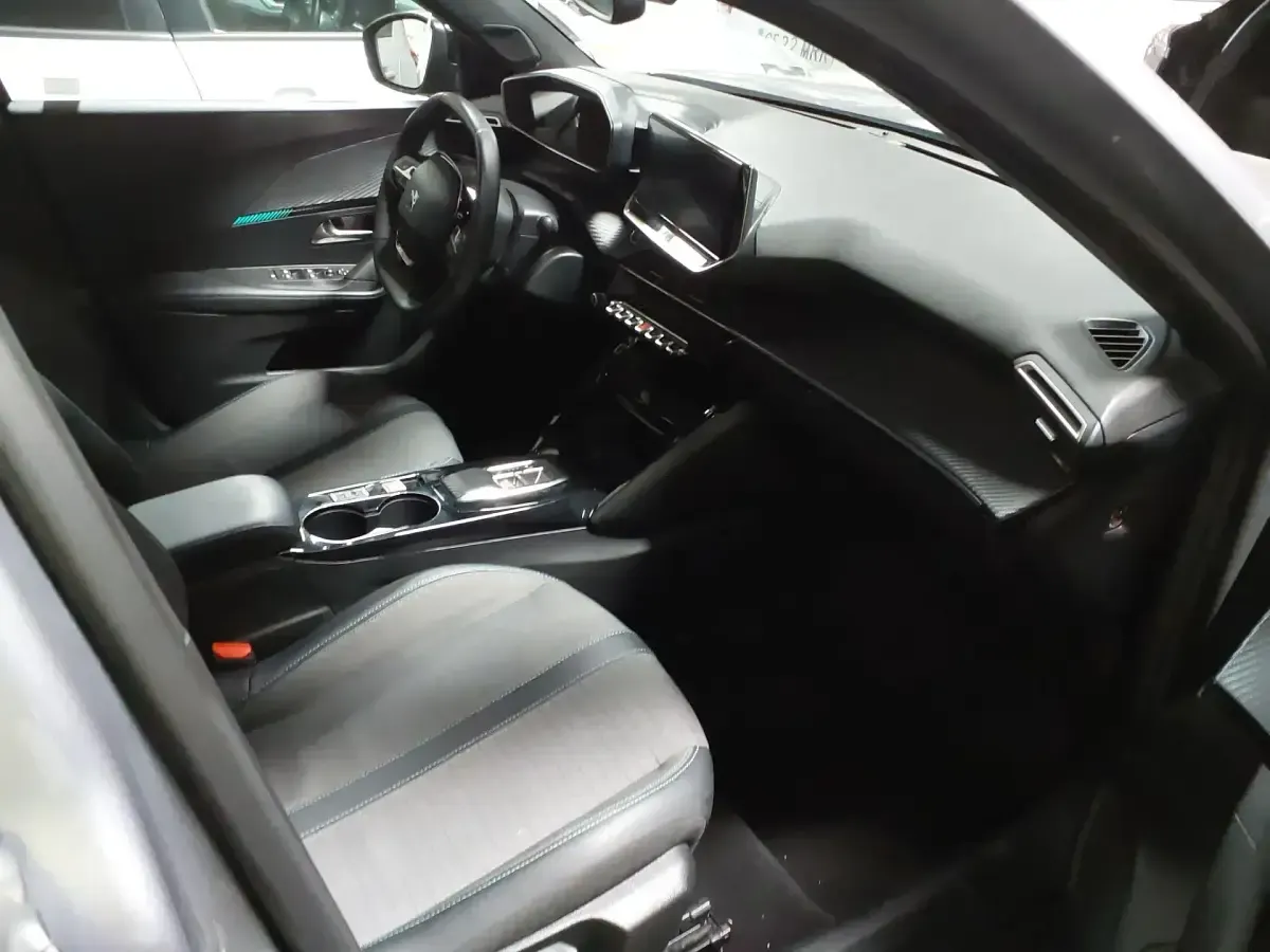 Usado Peugeot e-2008 Allure 100 kW (136 CV) 2023 Gris SUV