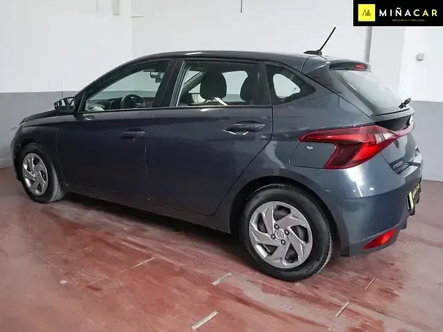 Usado Hyundai i20 101 CV (74 kW) 2022 Gris Berlina