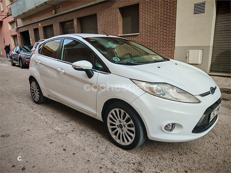 Blanco Usado 2012 Ford Fiesta Titanium Berlina | 5900 € (Precio justo) - Imagen 1/4
