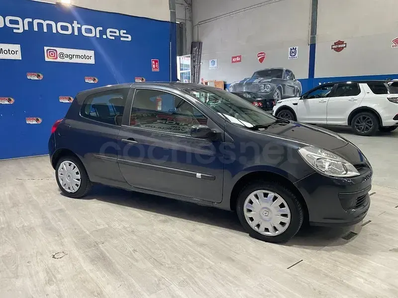Usado Renault Clio II Authentique 75 CV (55 kW) 2007 Gris / plata Berlina