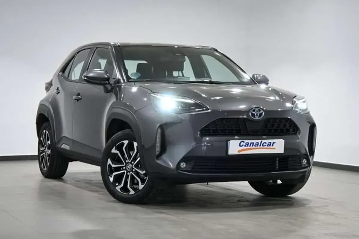 Usado Toyota Yaris Hybrid Active 92 CV (67 kW) 2022 Gris Berlina
