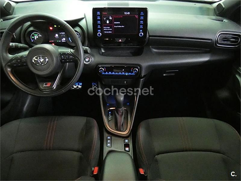 Usado Toyota Yaris Hybrid Plus 116 CV (85 kW) 2023 Gris / plata Berlina