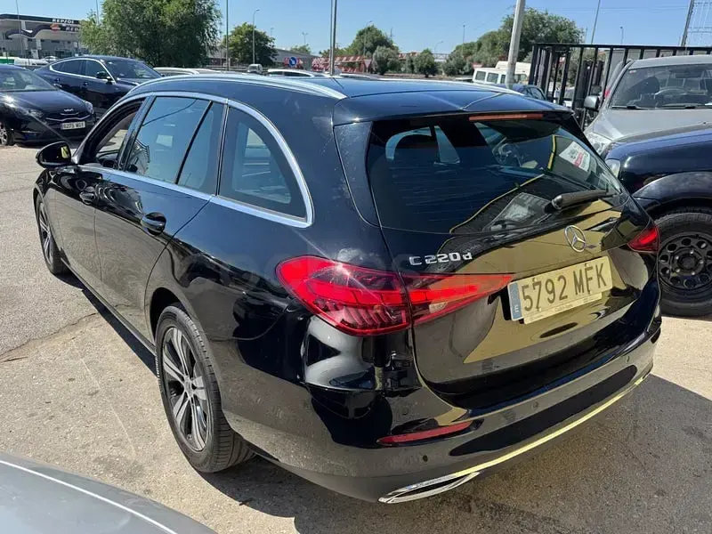 Usado Mercedes C220 200 CV (147 kW) 2023 Negro Familiar