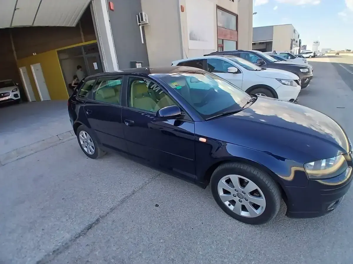 Usado Audi A3 Ambition 102 CV (75 kW) 2006 Azul Utilitario