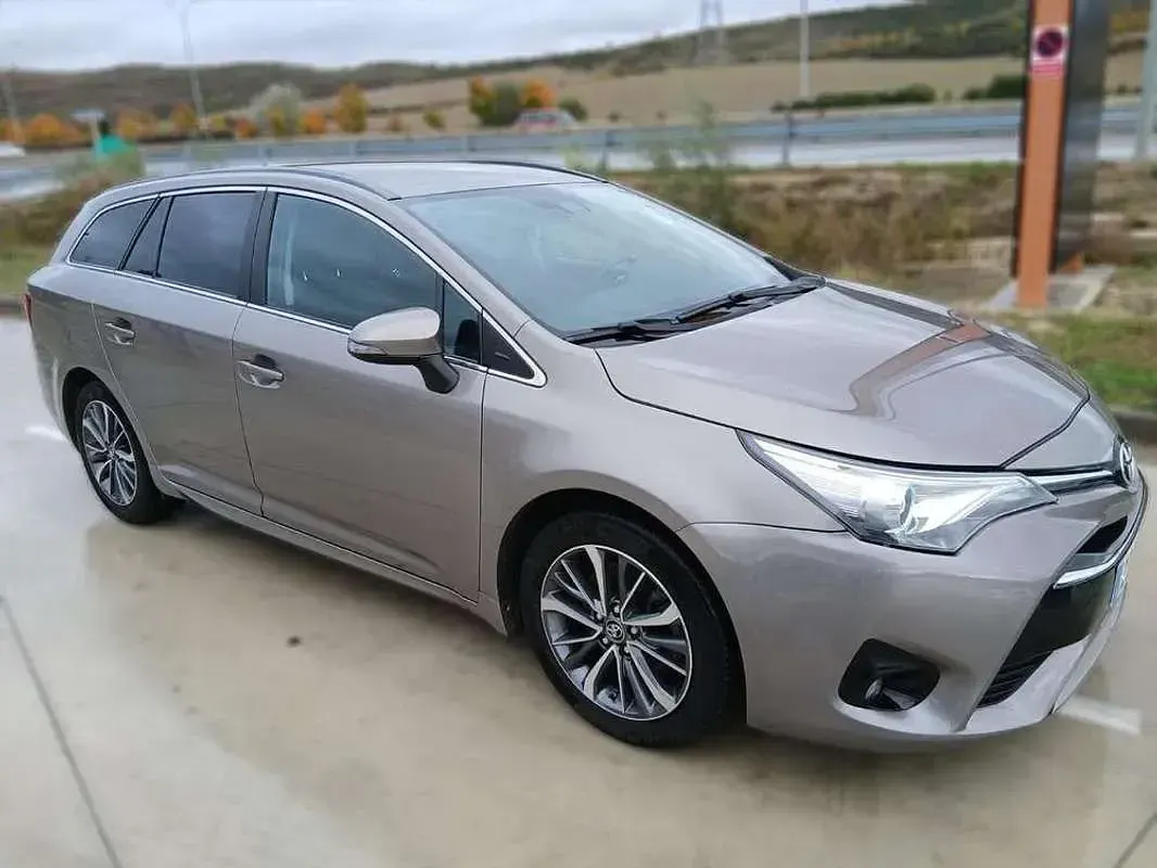 Usado Toyota Avensis Executive 143 CV (105 kW) 2015 Gris Familiar