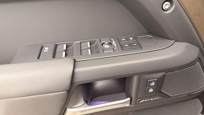 Usado Land Rover Defender SE Dynamic 249 HP (183 kW) 2025 Amarelo SUV