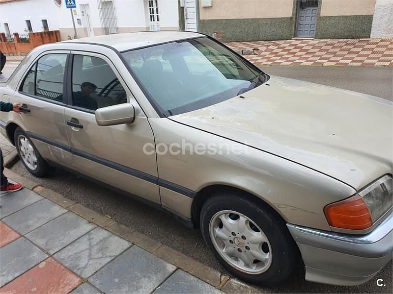 Usado Mercedes E200 75 CV (55 kW) 1993 Beige Familiar