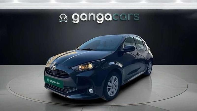 Usado Toyota Yaris Hybrid Active 116 CV (85 kW) 2022 Negro Utilitario