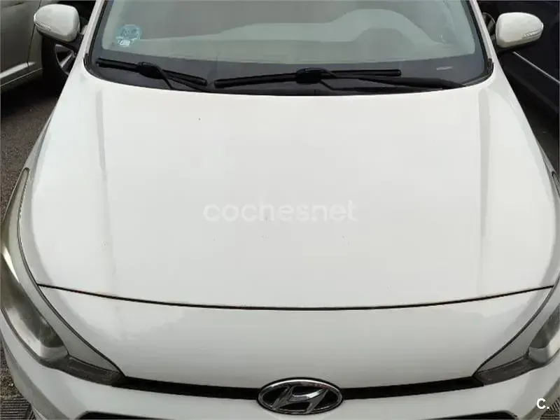 Usado Hyundai i20 84 CV (61 kW) 2015 Blanco Berlina