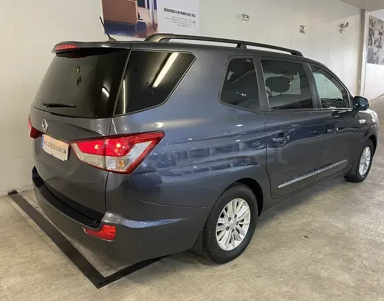 Usado SsangYong Rodius Limited 155 CV (114 kW) 2013 Gris / plata Monovolumen