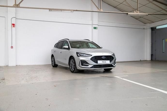 Usado Ford Focus ST-Line 126 CV (92 kW) 2023 Plateado Familiar