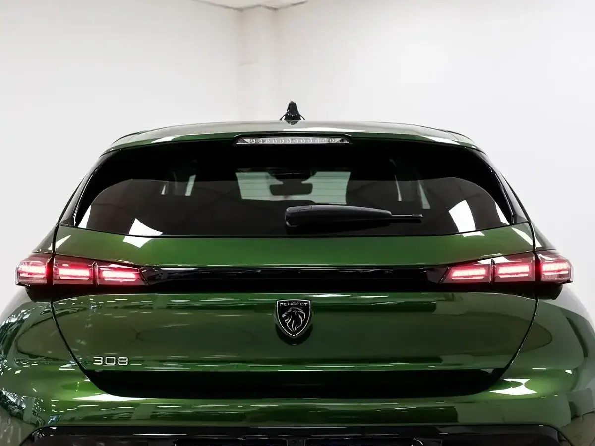 Usado Peugeot 308 Allure 131 CV (96 kW) 2022 Verde Berlina