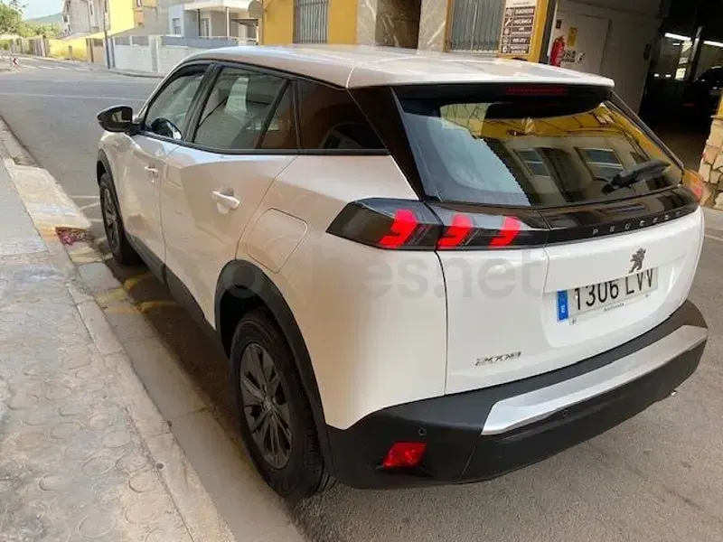 Usado Peugeot 2008 Active 110 CV (80 kW) 2022 Blanco SUV