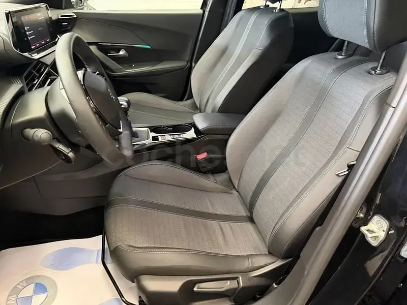 Usado Peugeot 2008 Active 100 CV (73 kW) 2023 Negro SUV