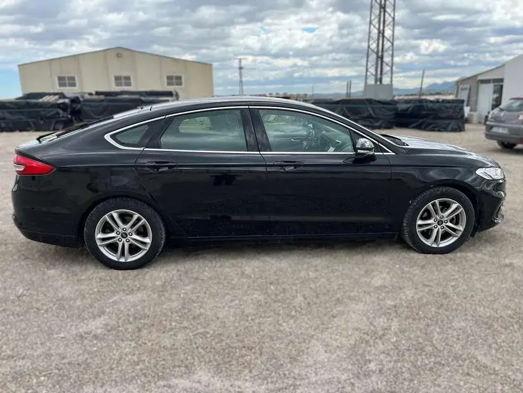 Usado Ford Mondeo Titanium 167 CV (122 kW) 2019 Negro Berlina