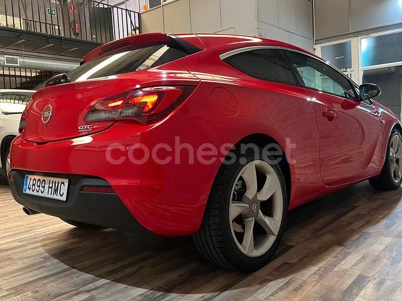 Usado Opel Astra GTC Sportive 140 CV (102 kW) 2012 Rojo Berlina