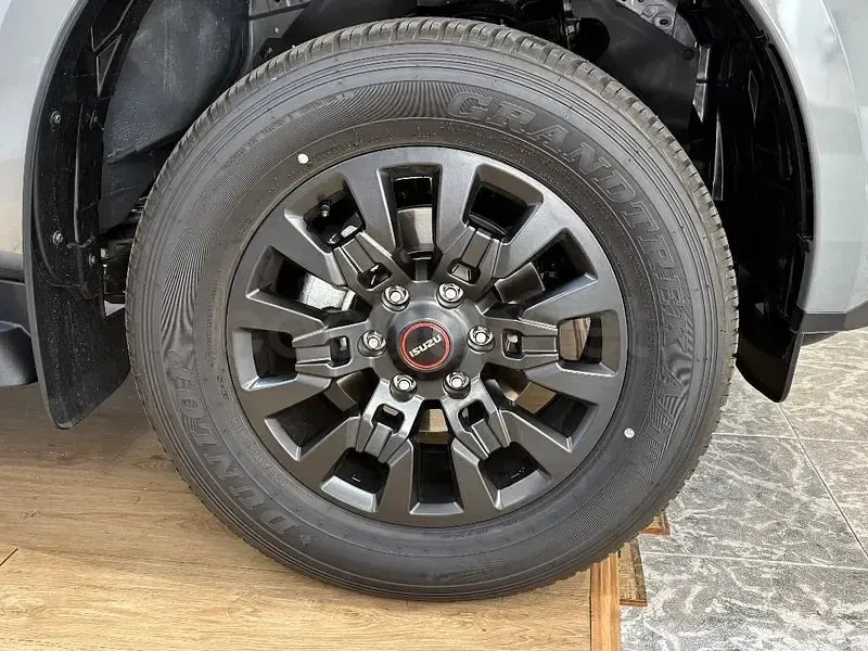 Nuevo Isuzu D-Max 163 CV (119 kW) 2026 Gris / plata Pickup/Camioneta