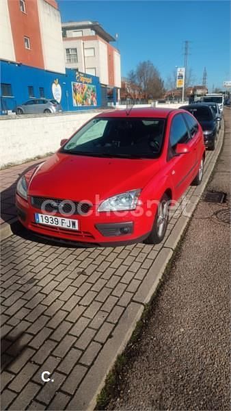 Usado Ford Focus Trend 100 CV (73 kW) 2006 Rojo Berlina