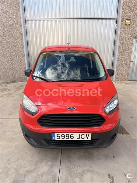 Usado Ford Tourneo Courier Ambiente 75 CV (55 kW) 2015 Rojo Monovolumen