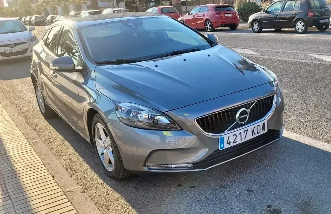 Usado Volvo V40 Kinetic 150 CV (110 kW) 2017 Gris Berlina