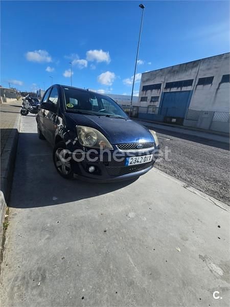 Usado Ford Fiesta Ambiente 68 CV (50 kW) 2005 Azul Utilitario