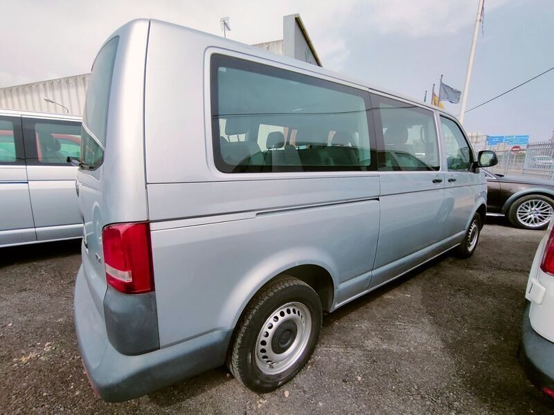 Usado VW Caravelle Comfortline 114 CV (83 kW) 2015 Gris Monovolumen