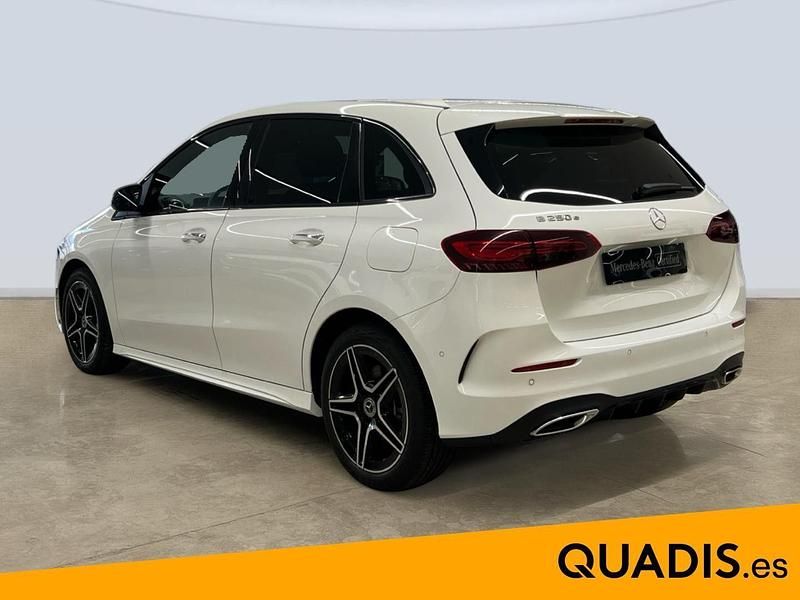 Usado Mercedes B250e AMG line 218 CV (160 kW) 2024 Blanco polar Monovolumen