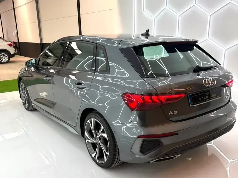 Usado Audi A3 S-Line 150 CV (110 kW) 2023 Gris / plata Berlina