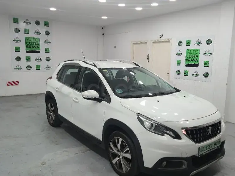 Usado Peugeot 2008 Allure 120 CV (88 kW) 2018 Blanco SUV