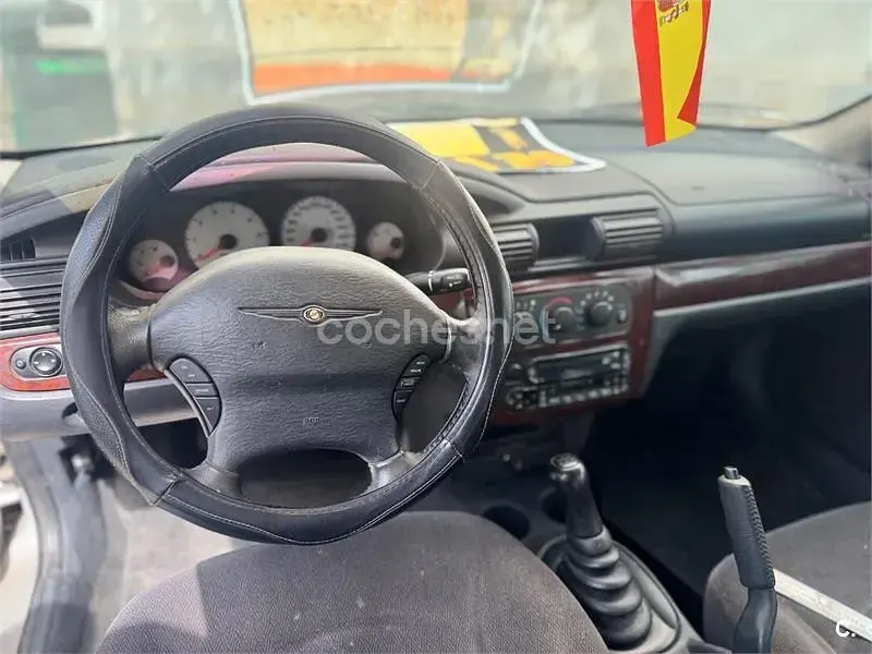 Usado Chrysler Sebring 140 CV (102 kW) 2002 Gris / plata Berlina