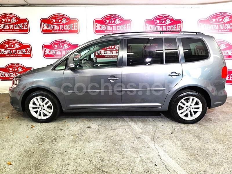 Usado VW Touran Advance 140 CV (102 kW) 2014 Gris / plata Monovolumen