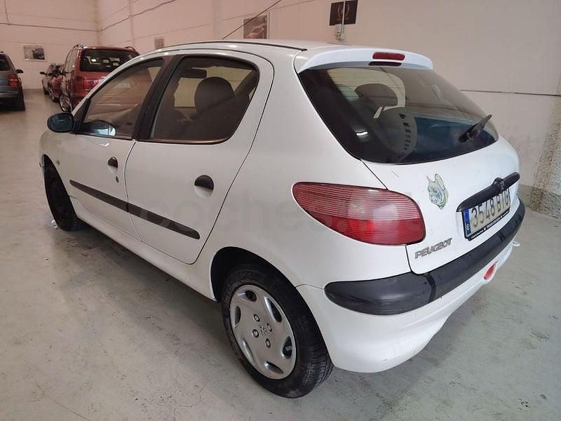 Usado Peugeot 206 75 CV (55 kW) 2002 Blanco Berlina