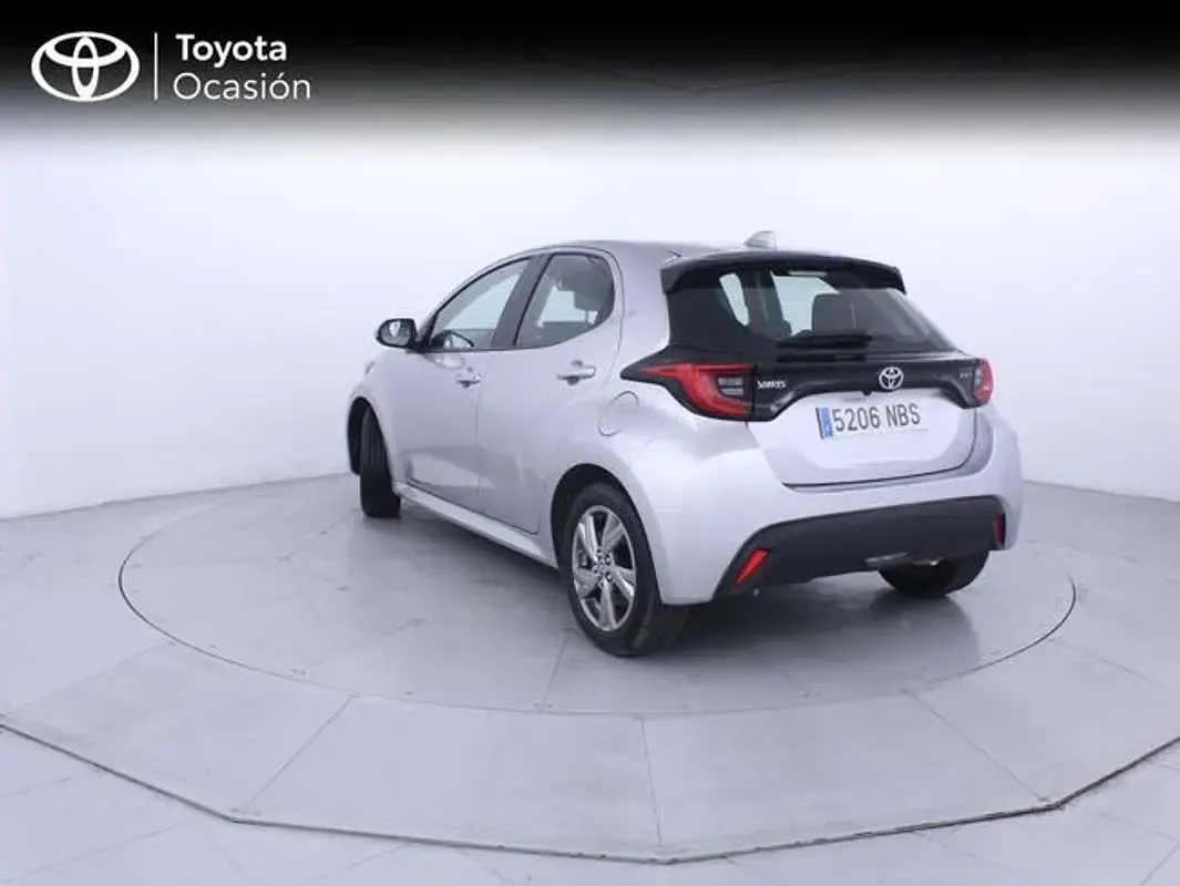 Usado Toyota Yaris Active 116 CV (85 kW) 2025 Gris Utilitario
