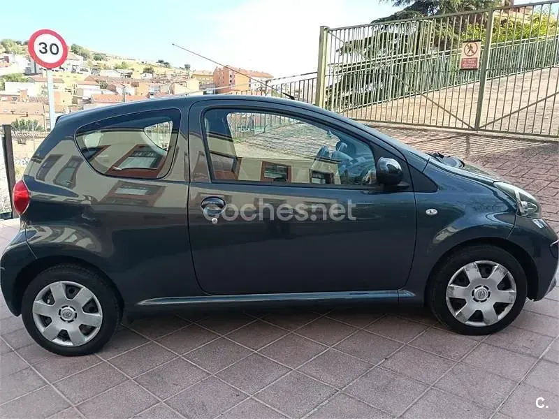 Occasion Toyota Aygo 68 PK (50 kW) 2009 Grijs Hatchback