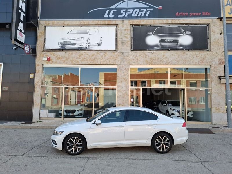 Blanco Usado 2021 VW Passat Executive Berlina | 17.500 € (Precio justo) - Imagen 1/4