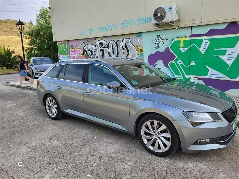 Usado Skoda Superb Style 190 CV (139 kW) 2016 Gris / plata Familiar