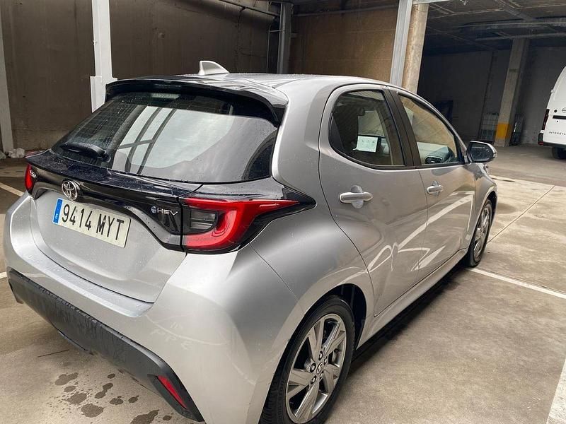 Usado Toyota Yaris Hybrid Active 116 CV (85 kW) 2025 Gris